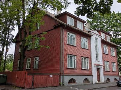 タリン到着と雨の2日目　マーケット　ピリタ　伝統的木造建築のエリア