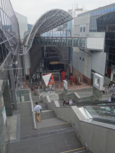 京都駅は伏魔殿か。迷路を伝って探検してめぐる。