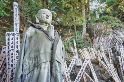 栃木県　卒塔婆の数だけ祈りがある　彼岸と此岸の境界に立つ岩山「岩舟山高勝寺」を参拝してみた　オッサンネコの一人旅