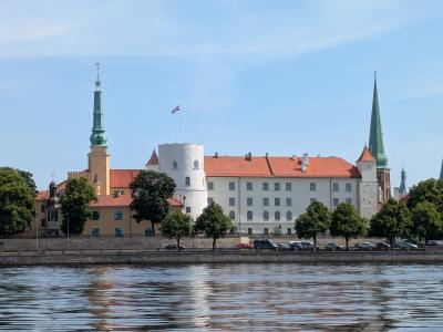 リガ3日目　国立図書館の展望スペースと遊覧船　リュクスエクスプレスのラウンジバスでビルニュスへ
