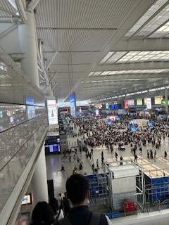 上海虹橋駅の中の風景。