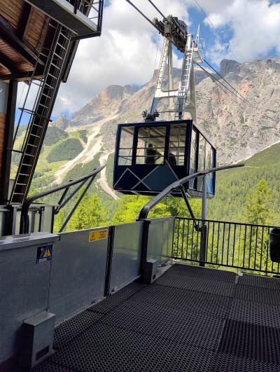 乗継・乗継・歩いて廻るドロミテ その2 コルティナからロープウェイでトファーナへ