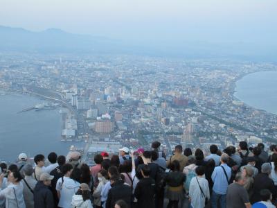 函館山からの夜景　展望台は大混雑