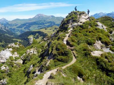 スイスあちこちハイキング　グリデン高地環状トレイル、レンク