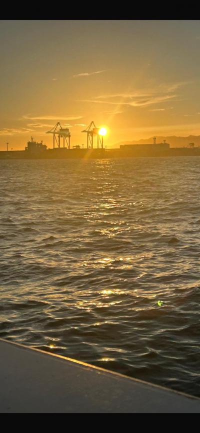 夕陽の美しい南港です