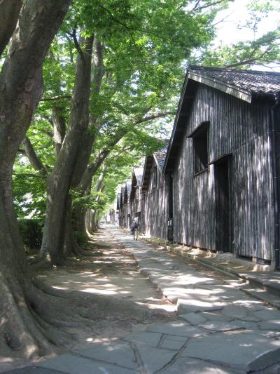 暑い庄内の旅・3日目　ごろごろ石が屋根上に！丙申堂　＆　酒田の本間家旧本邸と山居倉庫