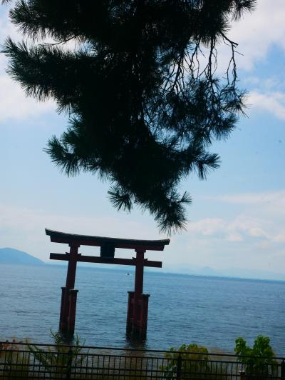 白い神社と青い湖