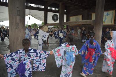 小雨に負けない、国宝善光寺“お盆縁日踊り”