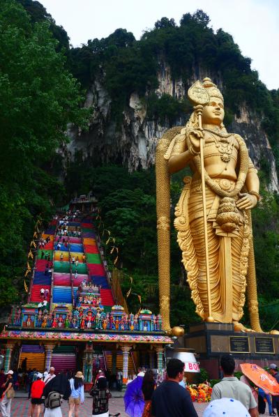 極彩色でカオス感満載のクアラルンプール・　バトゥ洞窟。ここは人がいっぱい、手すりには猿がいっぱい、階段にはゴミがいっぱい、の混沌世界
