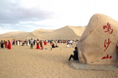 中国・河西回廊2025　備忘録（3）　敦煌郊外砂漠「鳴沙山・月牙泉」にはレンタル衣装の天女が