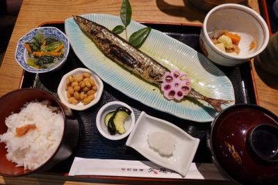 20250925-1 京都 さんまをお店で焼いてもらうってえぇかなと、友人誘って矢尾定でお昼の焼き魚。