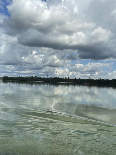 フランスパン有り、ベレー帽無しの南仏古町