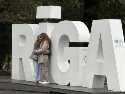 黄葉に色づく美しき秋のラトヴィアで中世の息吹を感じ、歴史や伝統にふれる