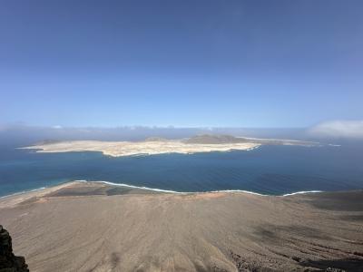 地の果て感たっぷり スペインカナリア諸島10 崖の上から対岸の島を見下ろす