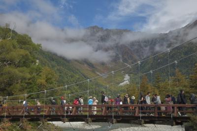 上高地の秋空が晴れると穂高連峰は微笑む!