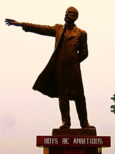 札幌爽秋-3 羊ケ丘展望台a クラーク像‐霞む 風雨強く閑散 ☆晴れ間戻る‐エゾ牡鹿と遭遇