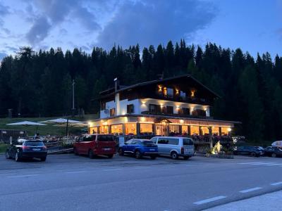 ちょっと歩くドロミテ....ロケーション抜群/Chalet Lago Antorno(ホテル)_8/13-3