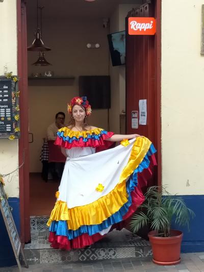 2025AUG④南米コロンビア･ボゴタのセントロにある歴史地区ラ・カンデラリアにある色鮮やかな壁画アートを見ながらカフェでまったりする