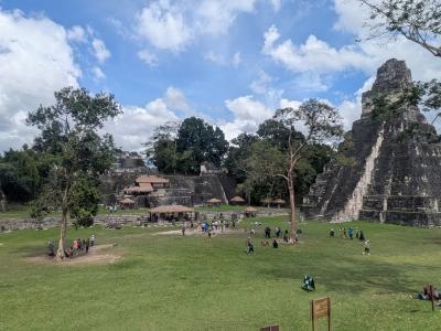 ティカル遺跡とフローレス