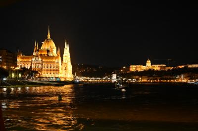 2025年10月中欧 その14~ブダペスト・ペスト地区の観光、中央市場やドナウ川クルーズも