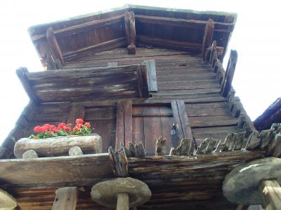 2024年夏のスイス【１６】ネズミ返しのある家屋