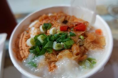 20251111 高雄 粥想蛋餅、綜合粥と蛋餅の外帯→台風来ない？→夜の中央公園の城市光廊とか→曾氏福建炒麵、經典套饗の外帯