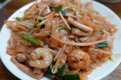 20251118 潮州 恒春から墾丁快線で枋寮。台鐡に乗換えて潮州。晩ごはんに潮州圓環近く、上好佳客式炒(米反)條でピンク色の…