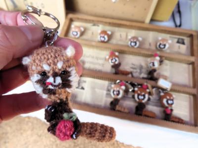 2025年コアラの日は小雨の埼玉こども動物自然公園（前）仔牛のキッコロくんミルク中～秋のサラダバーのレッサーパンダ～コアラの日のイベント堪能