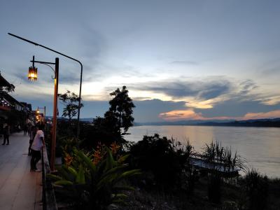 タイでメコン河に沈む夕日が美しい中ビールを飲む旅