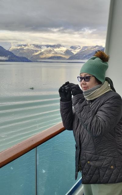 HISアラスカ グレーシャーベイ氷河クルーズ9日間（8）グレッシャーベイの絶景とを楽しみ、海面に浮かぶラッコの姿に心和む。