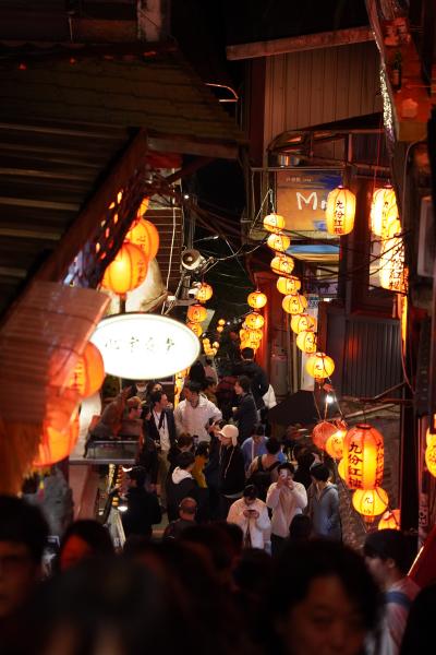 20251214 九份 瑞芳の悠栽蔬食で早餐後、汽車移動。老街徘徊してから酉時暮光→夜の老街徘徊してから張記傳統魚丸。