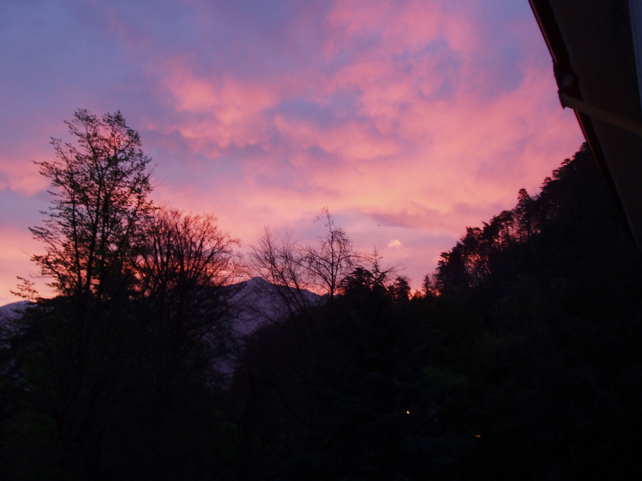 コモ湖の朝焼け コモ イタリア の旅行記 ブログ By Oneonekukikoさん フォートラベル