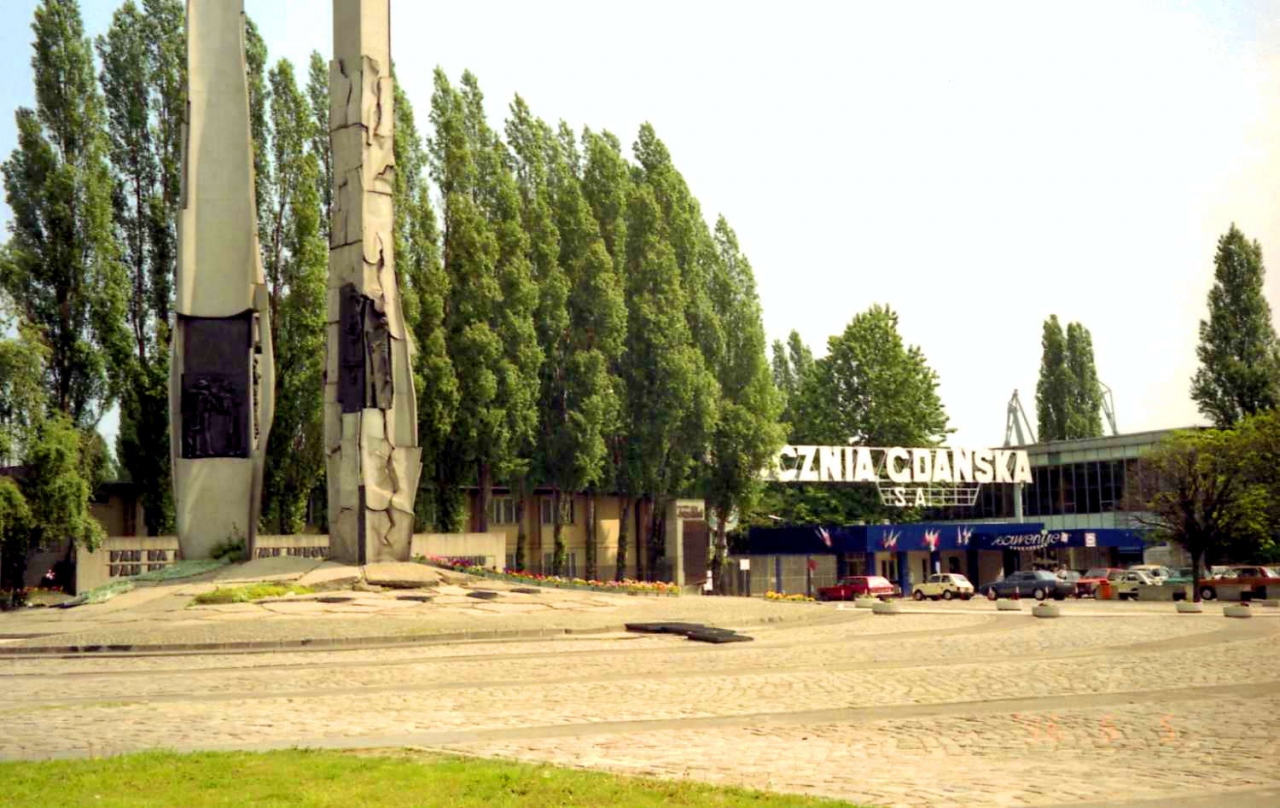 グダニスク造船所と連帯記念碑