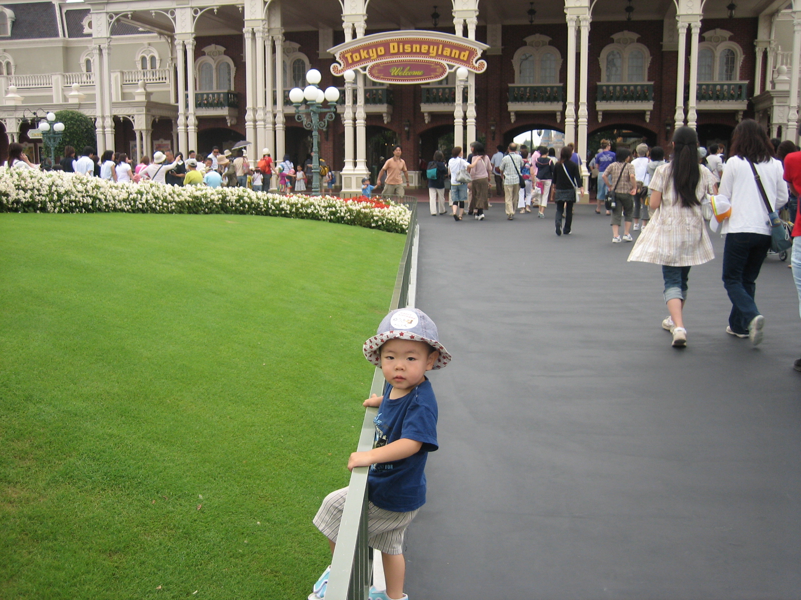 東京ディズニーランド ｗｉｔｈ ２歳の誕生日を迎えた怪獣 千葉県の旅行記 ブログ By 卵蔵 さん フォートラベル