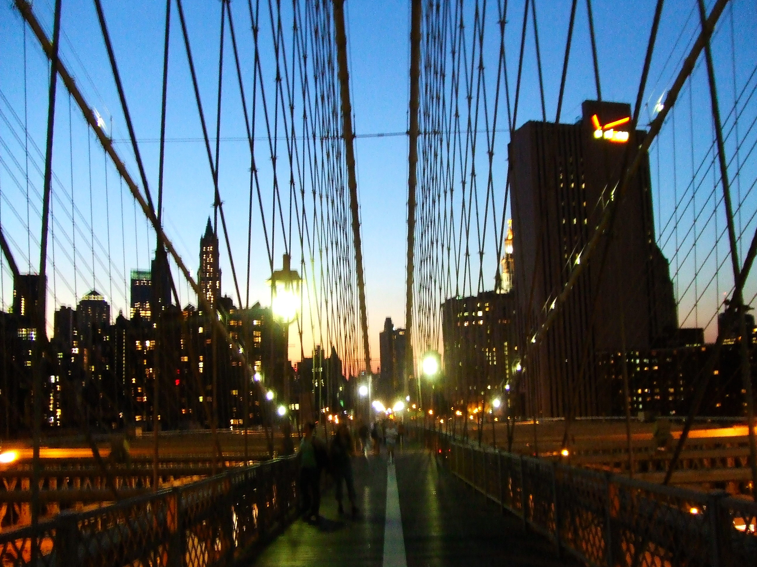ニューヨーク 07夏 夕暮れ 夜のブルックリン橋を徒歩で渡る ニューヨーク アメリカ の旅行記 ブログ By ヴォルさん フォートラベル