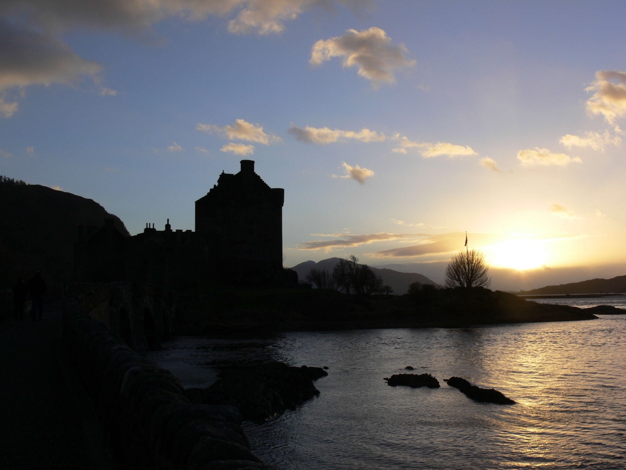 スコットランドを巡る冒険 2日目 夕焼けのアイリーン ドナン城 Eilean Donan Castle ｎａｎａ２ のロケ地だって その他の観光地 イギリス の旅行記 ブログ By Bebetomoさん フォートラベル