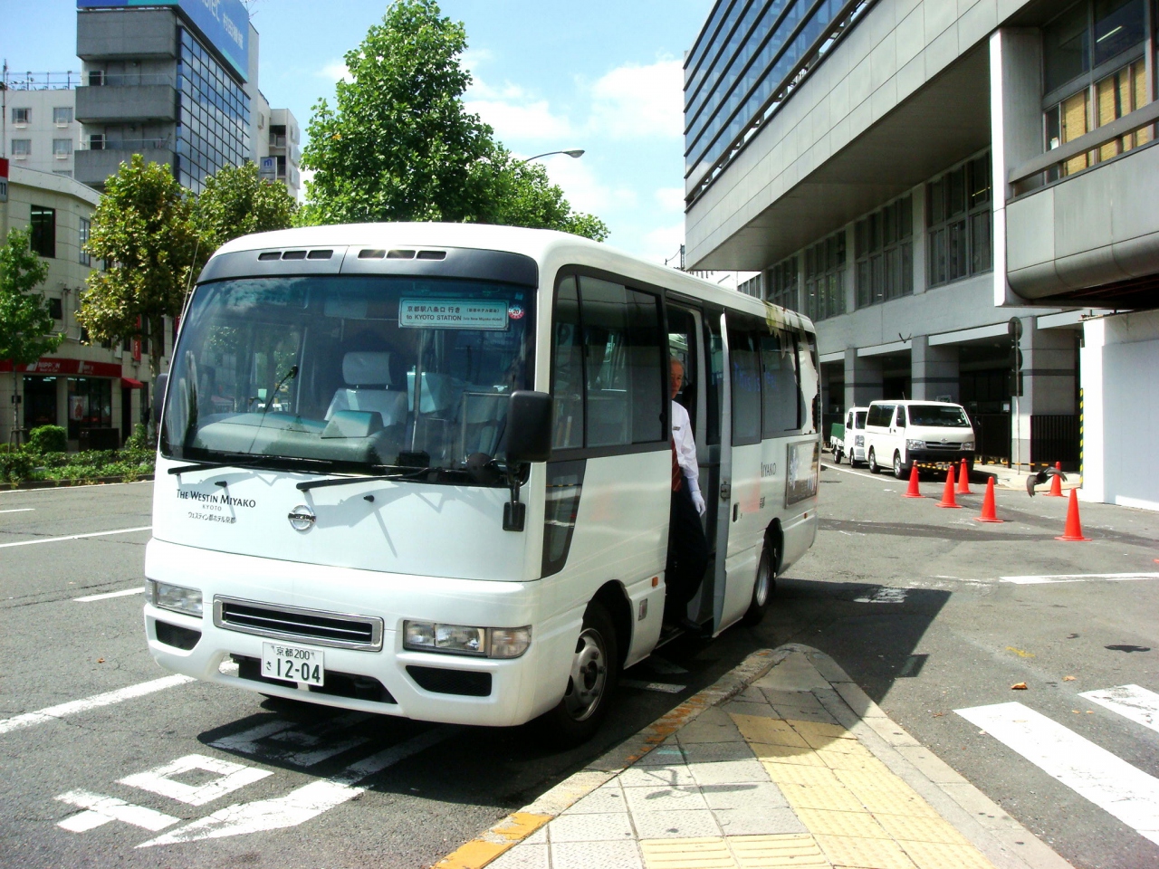 京都駅八条口からは少し歩いてウェスティン都ホテルのシャトルバス停へ 京都駅周辺 京都 の旅行記 ブログ By 仕事旅さん フォートラベル