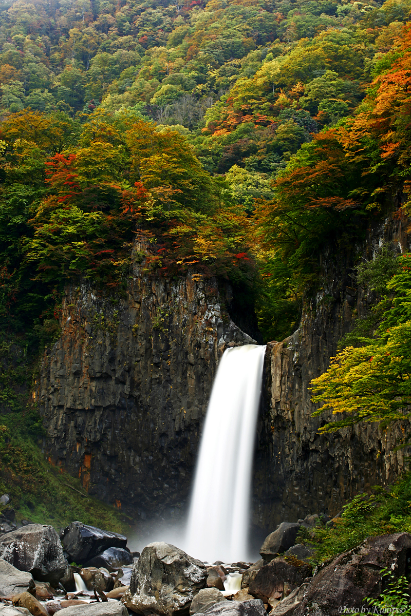 日本の滝百選 迫力の大瀑布 苗名滝 夕陽に輝く紅葉が美しい 新潟県妙高市 越後三滝 妙高 池の平 新潟県 の旅行記 ブログ By Kuropisoさん フォートラベル