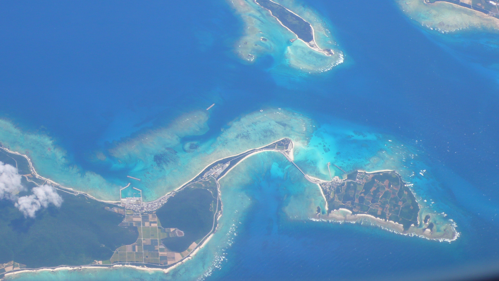 番外編 国際線の飛行機から見えた沖縄の島々と綺麗な海 2009年7月 沖縄県の旅行記 ブログ By Masapiさん フォートラベル 番外編 国際線の飛行機から見えた沖縄の島々と綺麗な海 2009年7月 沖縄県の旅行記 ブログ By Masapiさん フォートラベル