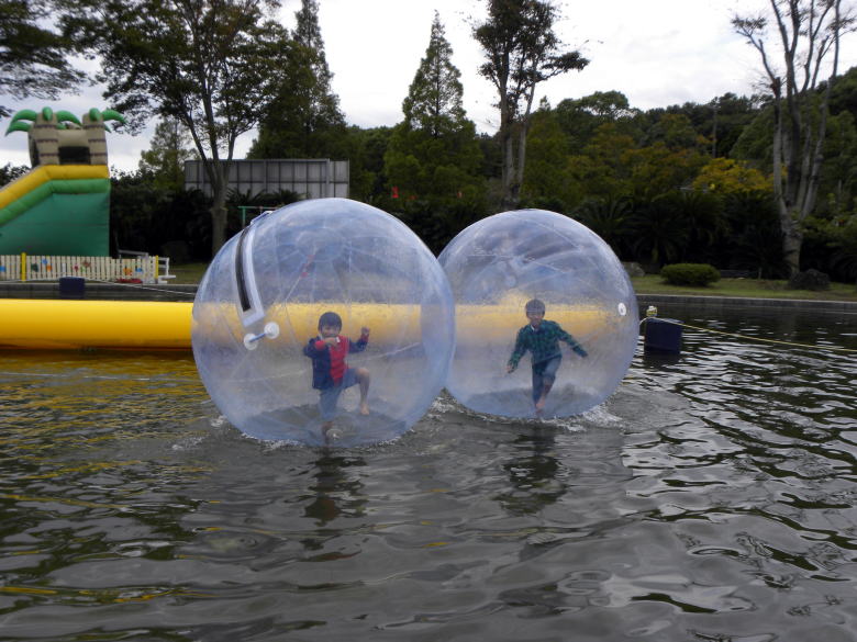 05 秋の3連休のエクシブ伊豆3連泊 伊豆ぐらんぱる公園 その1 水の広場のウォーターボール のりものと太陽の広場のぐらんサーキット スカイサイクル おもしろ自転車 キッズコースター 芝生広場の芝滑り 伊豆高原 静岡県 の旅行記 ブログ By ミシマさん フォー 05 秋の3連休のエクシブ伊豆3連泊 伊豆ぐらんぱる公園 その1 水の広場のウォーターボール のりものと太陽の広場のぐらんサーキット スカイサイクル おもしろ自転車 キッズコースター 芝生広場の芝滑り 伊豆高原 静岡県 の旅行記 ブログ By ミシマさん フォー