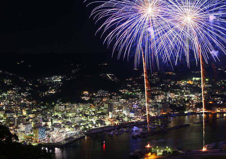 冬の花火も乙なもの～　「　忘年熱海海上花火大会　」を日本の夜景百選　「　熱海城　」から眺める　/　静岡県熱海市