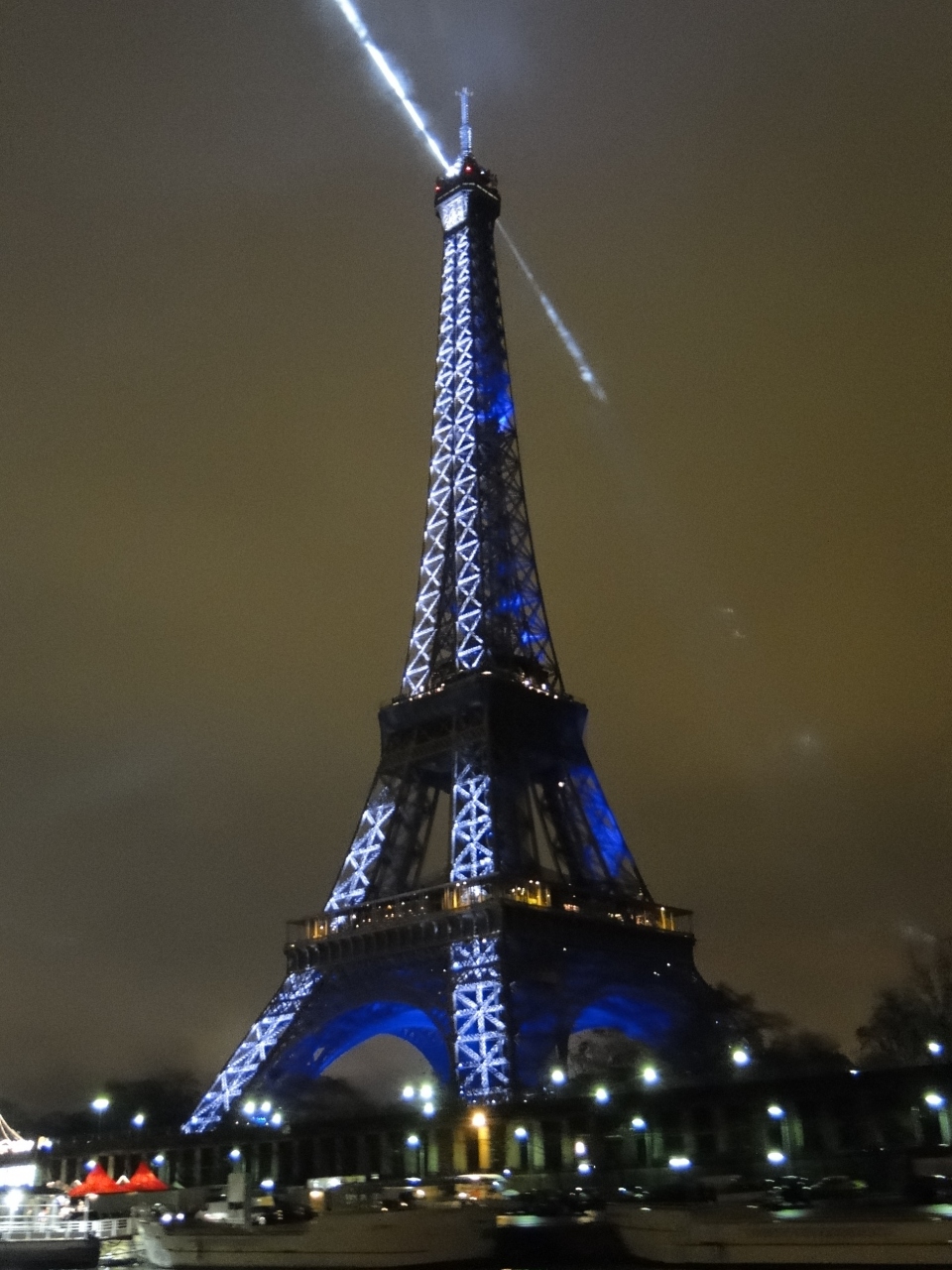 フランス周遊の旅 その１１ パリ エッフェル塔とセーヌの夜景 パリ フランス の旅行記 ブログ By Planetgingaさん フォートラベル