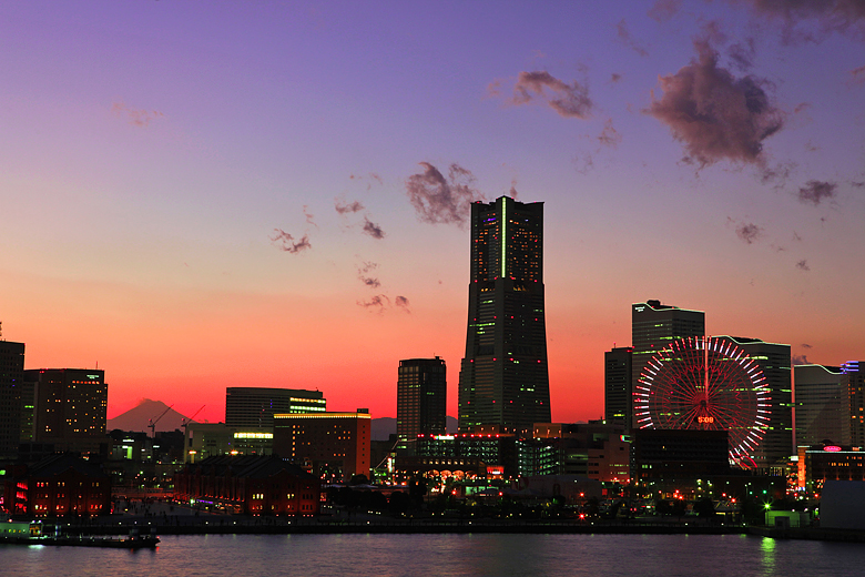 横浜大桟橋から見る富士山とmm２１ みなとみらい２１ の夜景 神奈川県横浜市みなとみらい 横浜 神奈川県 の旅行記 ブログ By Kuropisoさん フォートラベル