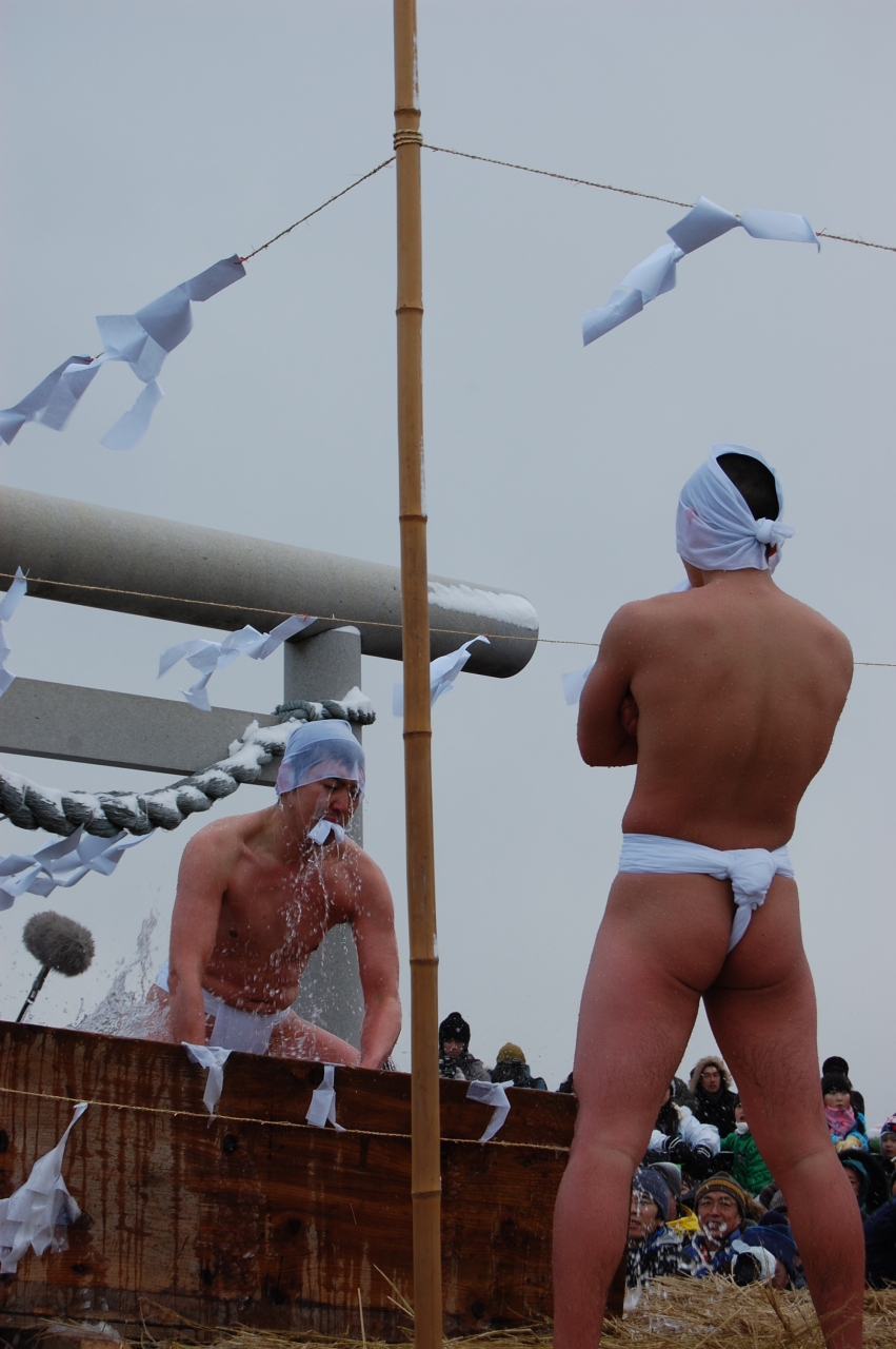 寒中みそぎ祭りー冬の奇祭で出会った風景 北海道の旅行記 ブログ By Oneonekukikoさん フォートラベル 寒中みそぎ祭りー冬の奇祭で出会った風景 北海道の旅行記 ブログ By Oneonekukikoさん フォートラベル