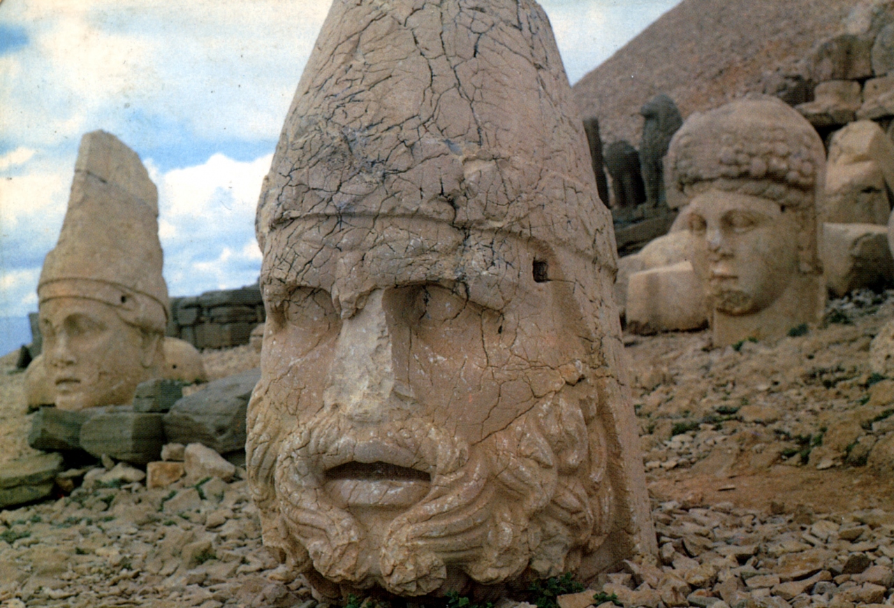Nemrut Dagi ネムルトダァ の山頂に転がるギリシャ神話 ネムルトダーゥ トルコ の旅行記 ブログ By 北風さん フォートラベル