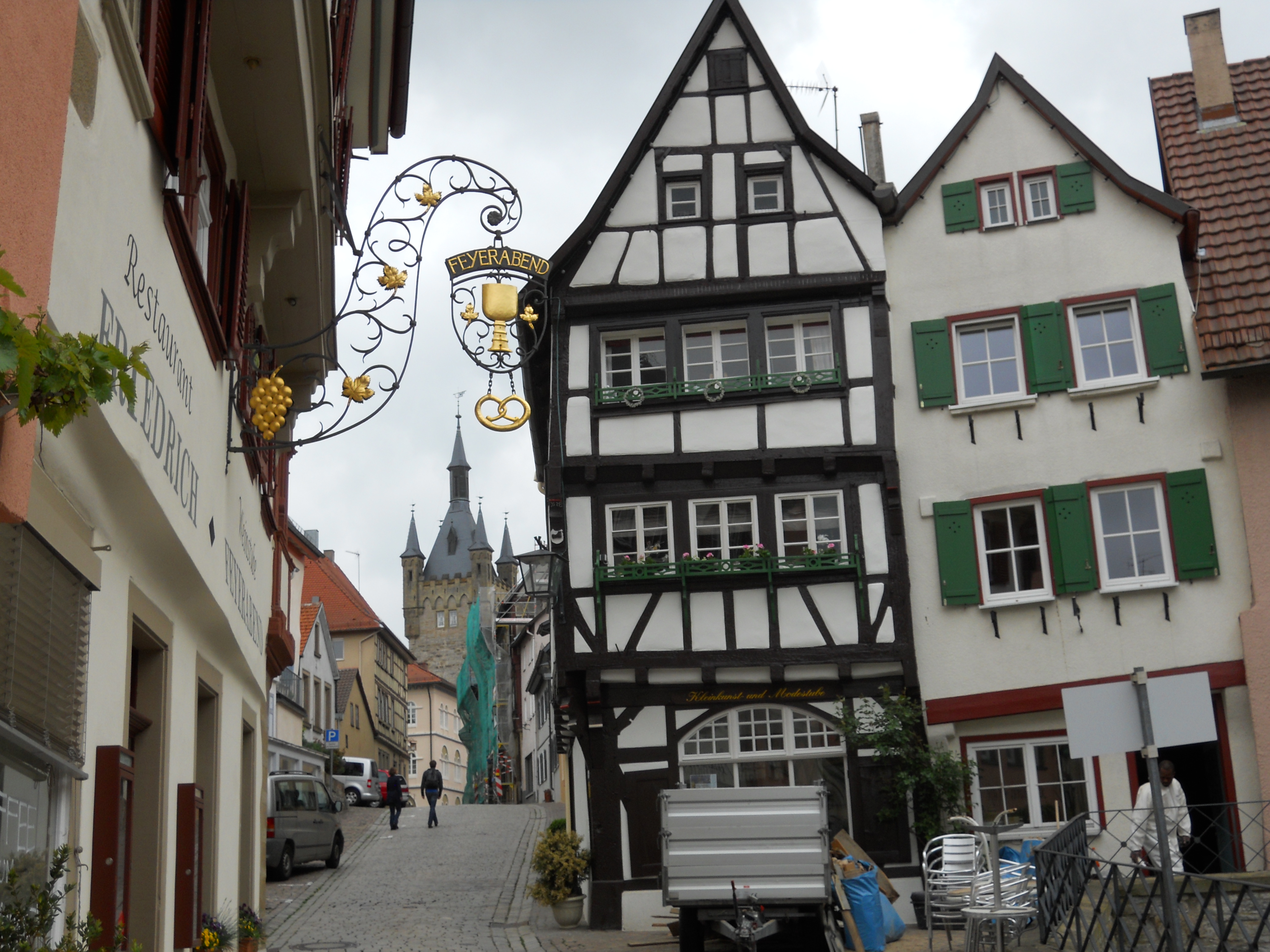 中世の塔や木組みの家が並ぶバートヴィンプフェン バード