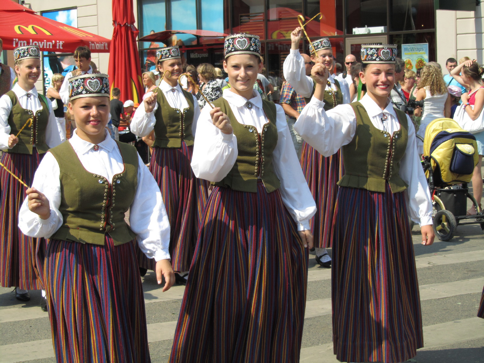 10年バルト3国旅行ハイライトその14 フェスティバルとセレモニー編 若人による歌と踊りの祭典 のリガ市内パレード リガ ラトビア の旅行記 ブログ By まみさん フォートラベル 10年バルト3国旅行ハイライトその14 フェスティバルとセレモニー編 若人による歌と踊りの祭典 のリガ市内パレード リガ ラトビア の旅行記 ブログ By まみさん フォートラベル