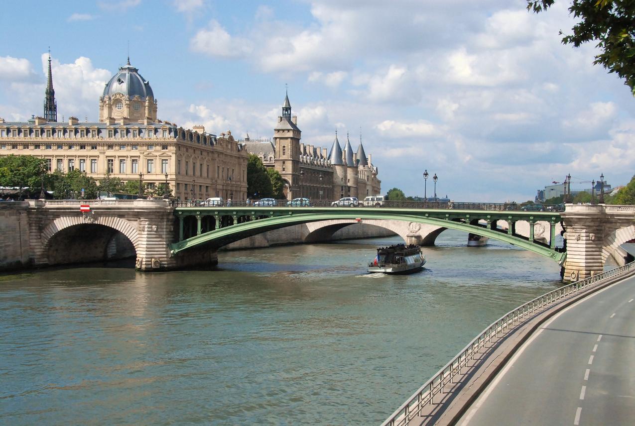ノートルダム橋 Le Pont Notre Dame ３３橋巡りの１６ パリ フランス の旅行記 ブログ By Etretatさん フォートラベル