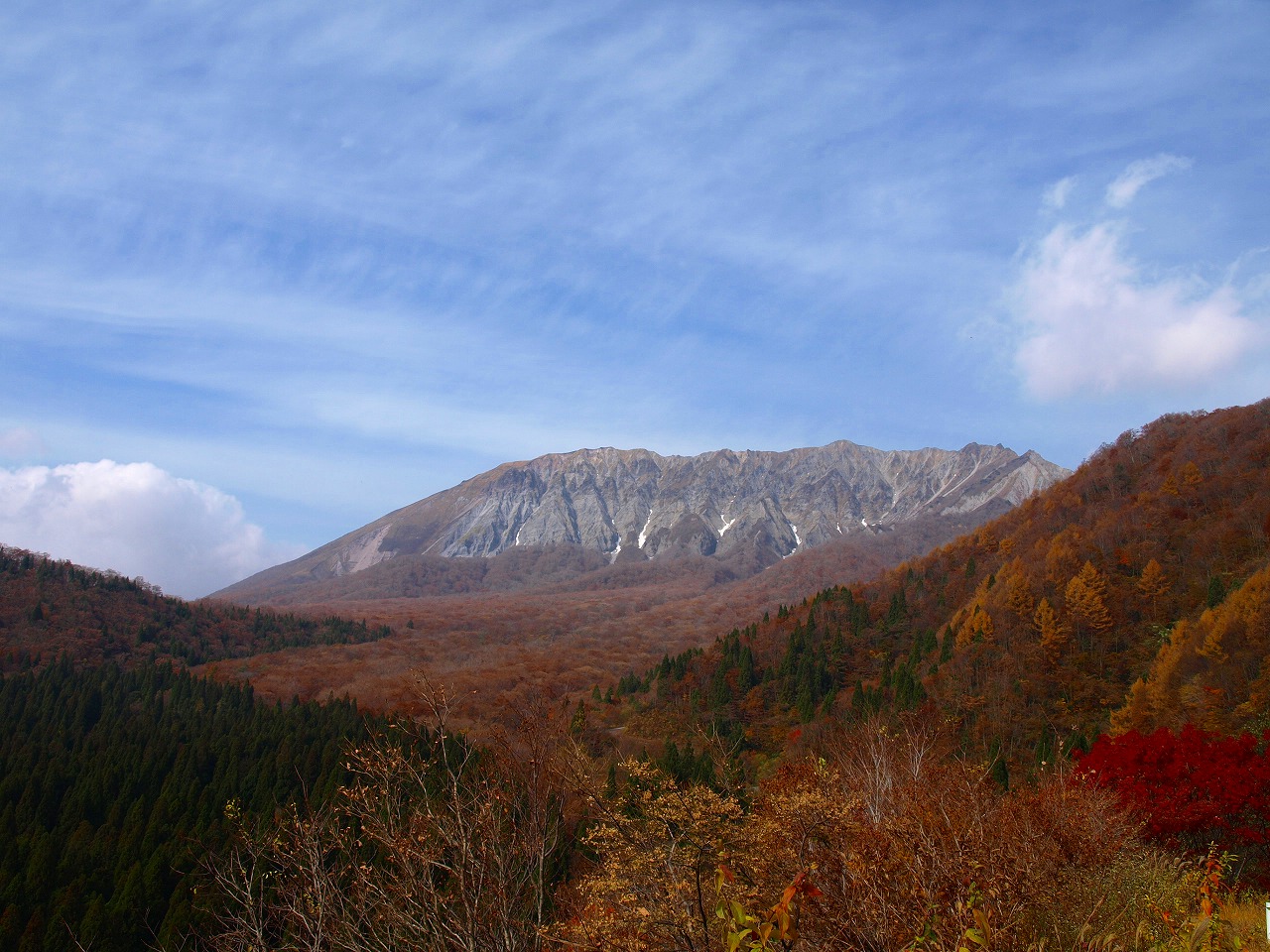 見頃がやや終わりかけの蒜山 大山スカイラインをドライブ 黄砂で霞む蒜山 大山の紅葉 2 大山周辺 鳥取県 の旅行記 ブログ By まひなさん フォートラベル 見頃がやや終わりかけの蒜山 大山スカイラインをドライブ 黄砂で霞む蒜山 大山の紅葉 2 大山周辺 鳥取県 の旅行記 ブログ By まひなさん フォートラベル