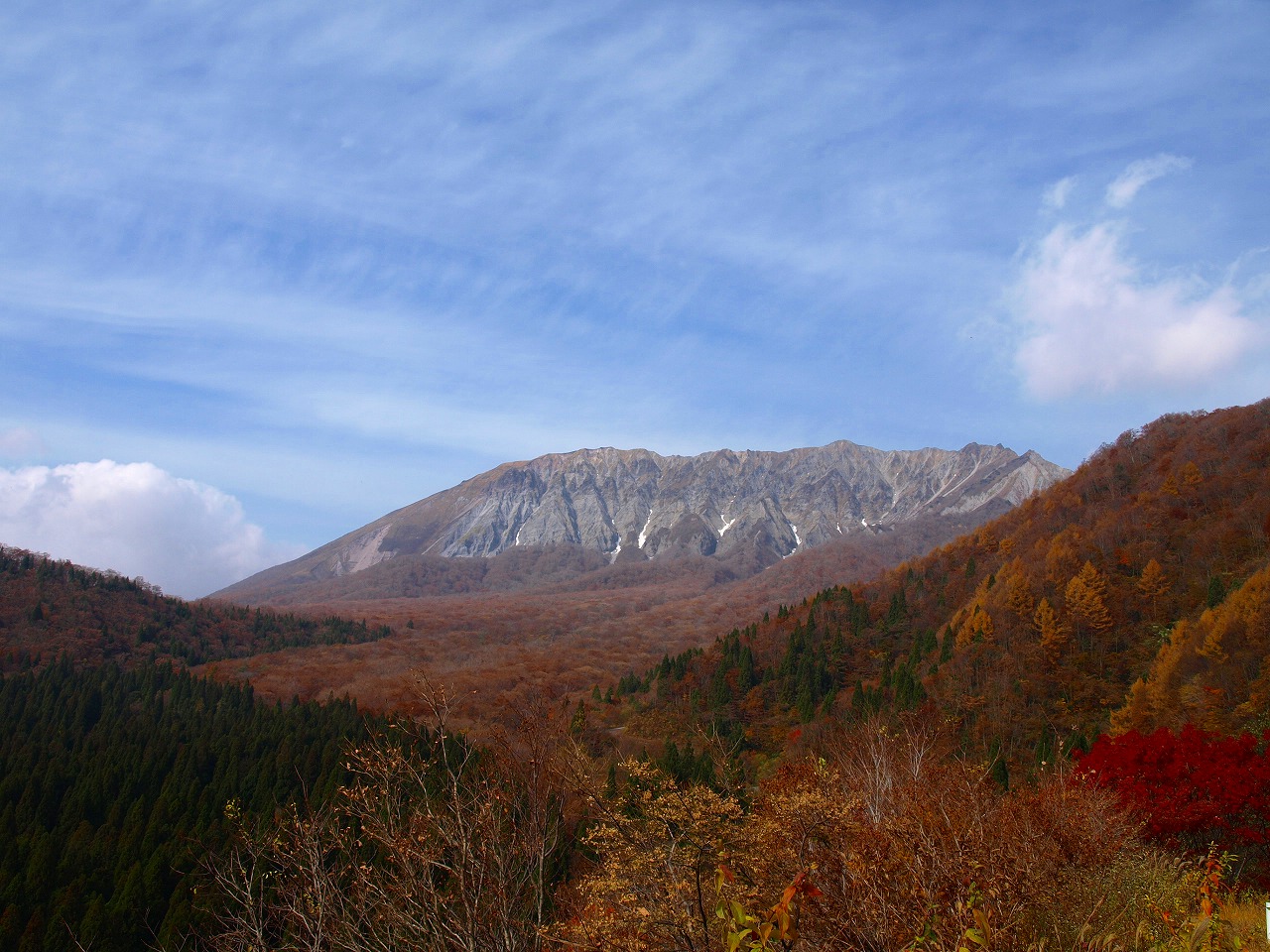 見頃がやや終わりかけの蒜山 大山スカイラインをドライブ 黄砂で霞む蒜山 大山の紅葉 ２ 大山周辺 鳥取県 の旅行記 ブログ By まひなさん フォートラベル